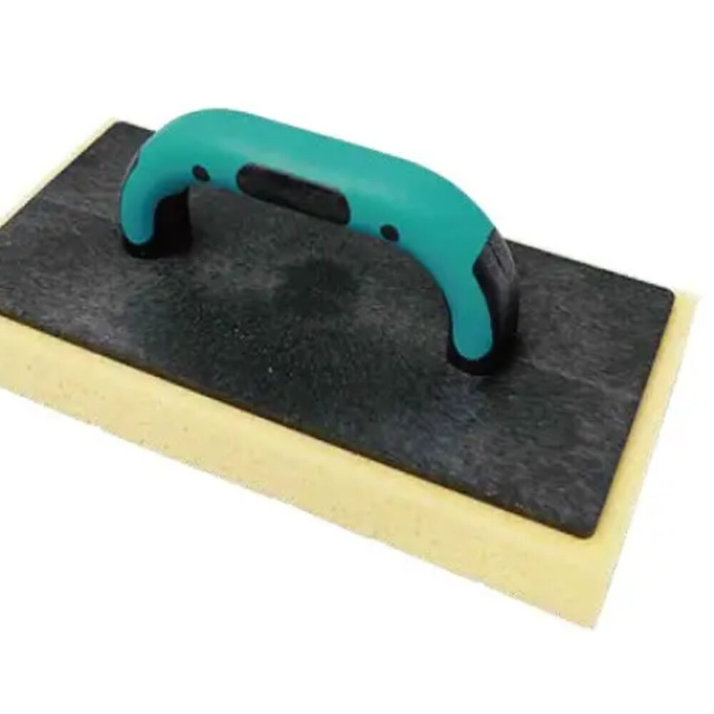 Sponsbord met gele spons en groene handgreep op witte achtergrond.
