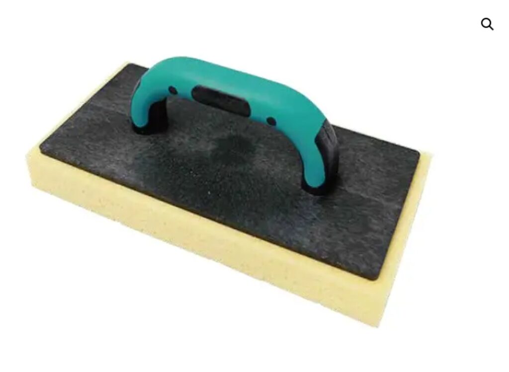 Sponsbord met gele spons en groene handgreep op witte achtergrond.