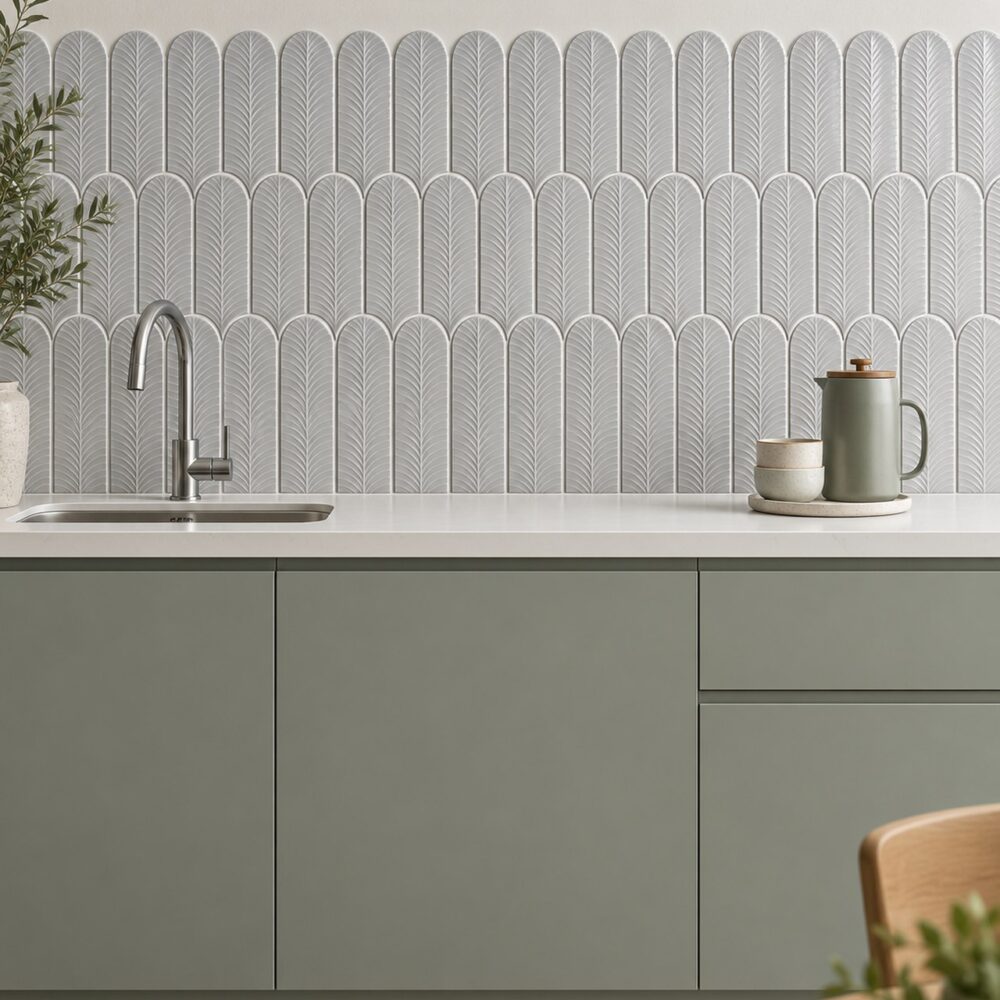 Cifre Alma Pearl bladtegels met reliëf boven een wit keukenblad met groene onderkasten.