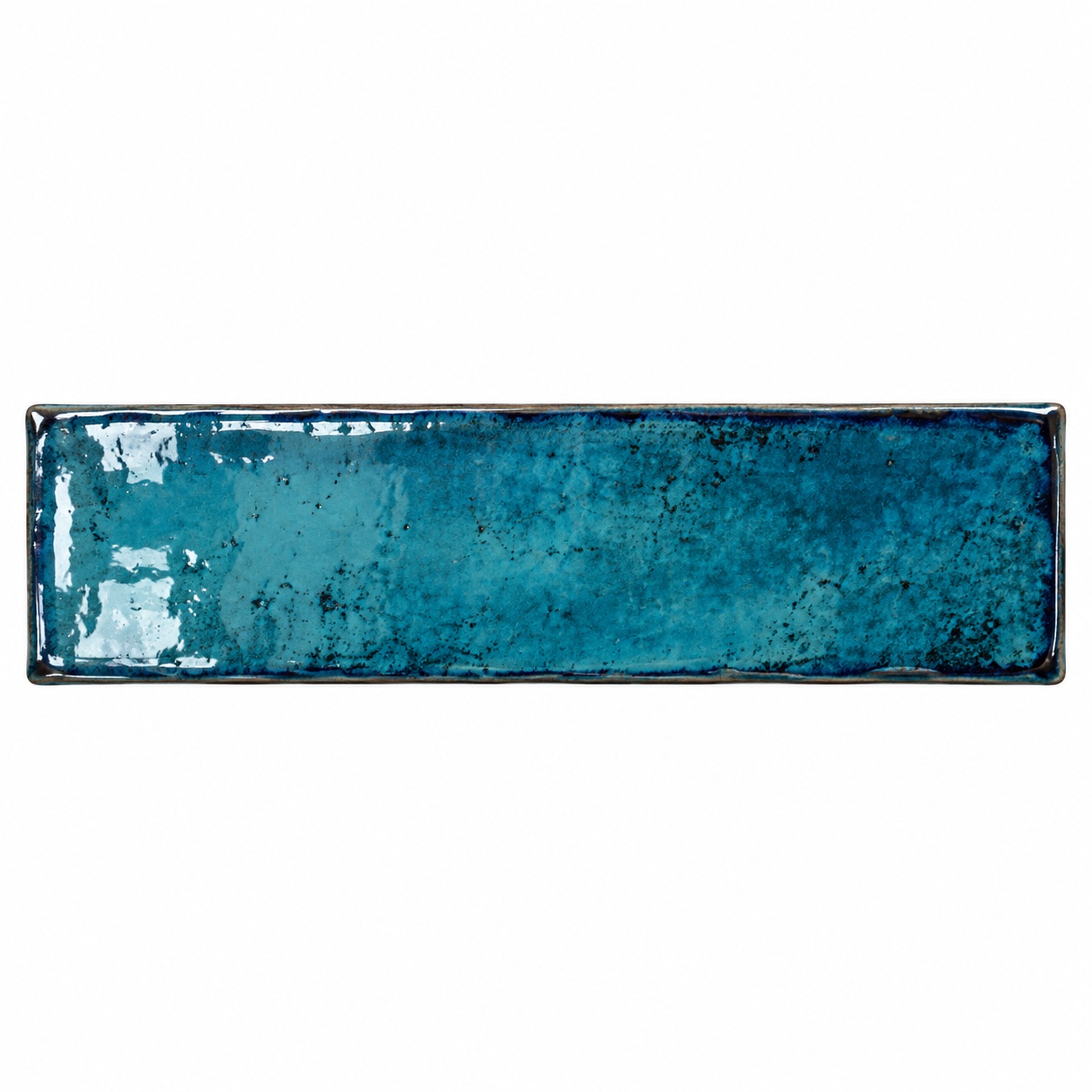 Cifre Alchimia Blue wandtegel van 7,5 × 30 cm op wit, met glanzend turquoise glazuur, donkere kleurnuances en subtiel onregelmatige randen.