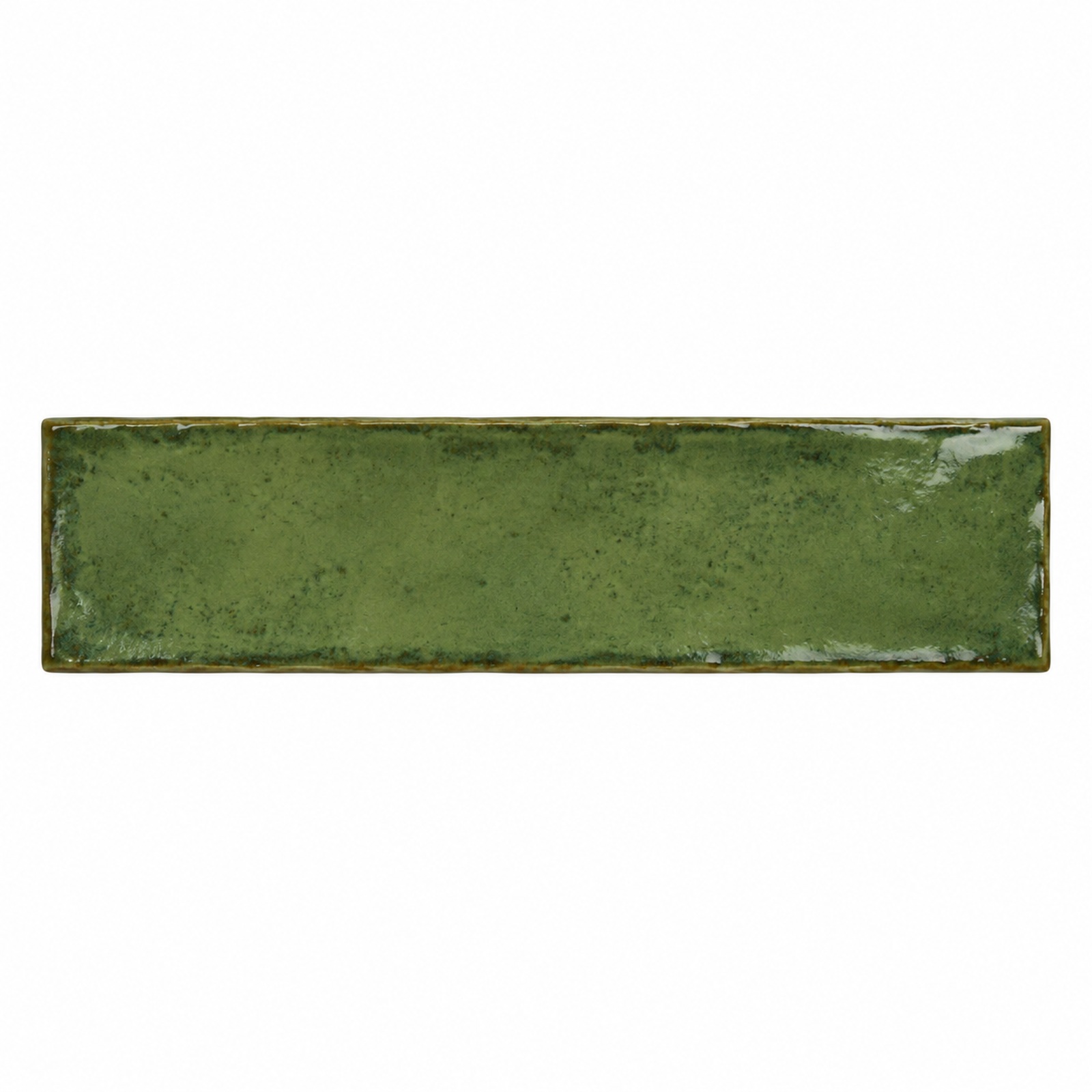 Olijfgroene Cifre Alchimia Olive handvormtegel van 7,5 × 30 cm op een witte achtergrond.