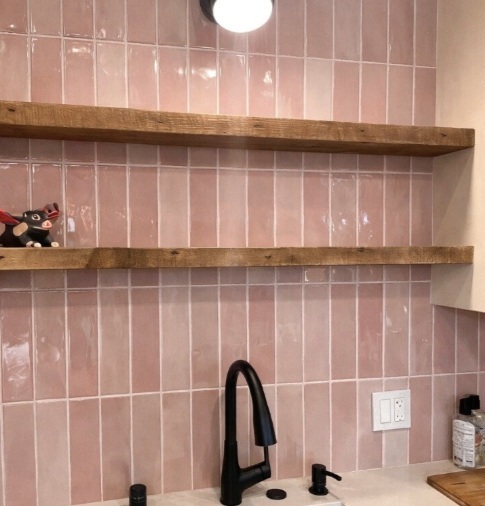 handvorm-tegel-cifre-moos-pink-65x26