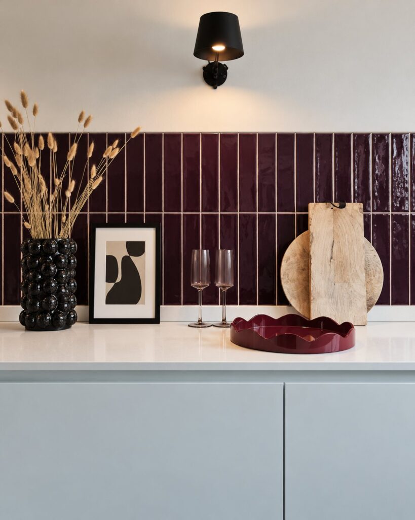 Keuken met Mindelo Glans Royal Purple 5x25 wandtegels in verticaal verband en lichtgrijze kasten
