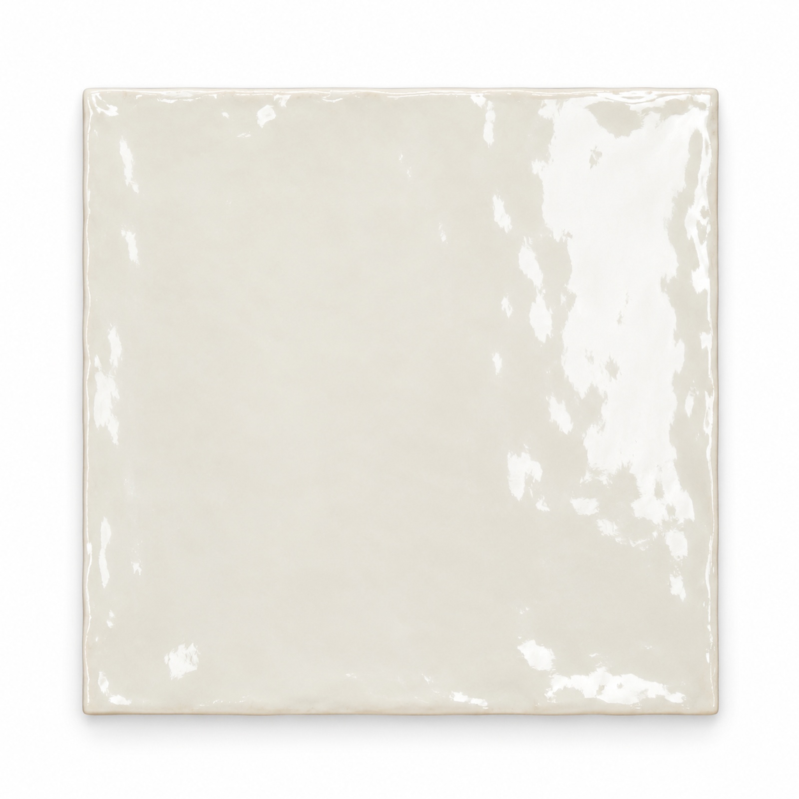 Mindelo Glans Crema wandtegel 13x13 cm met een warme ivoorkleur en golvend glanzend oppervlak op een witte achtergrond.